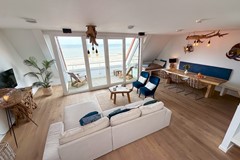 woonkamer met uitzicht op zee.jpg